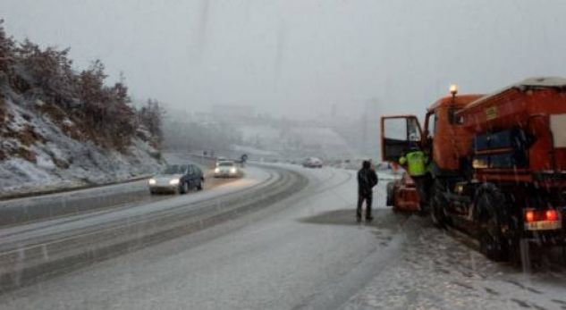 Reshjet e borës vështirësojnë qarkullimin në juglindje të Shqipërisë