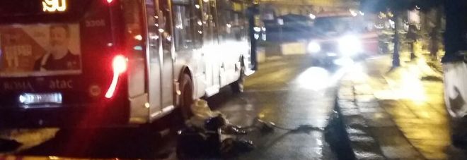 Autobuzi tërheq zvarrë gruan për 30 metra, kufoma e copëtuar në rrugë shokon banorët
