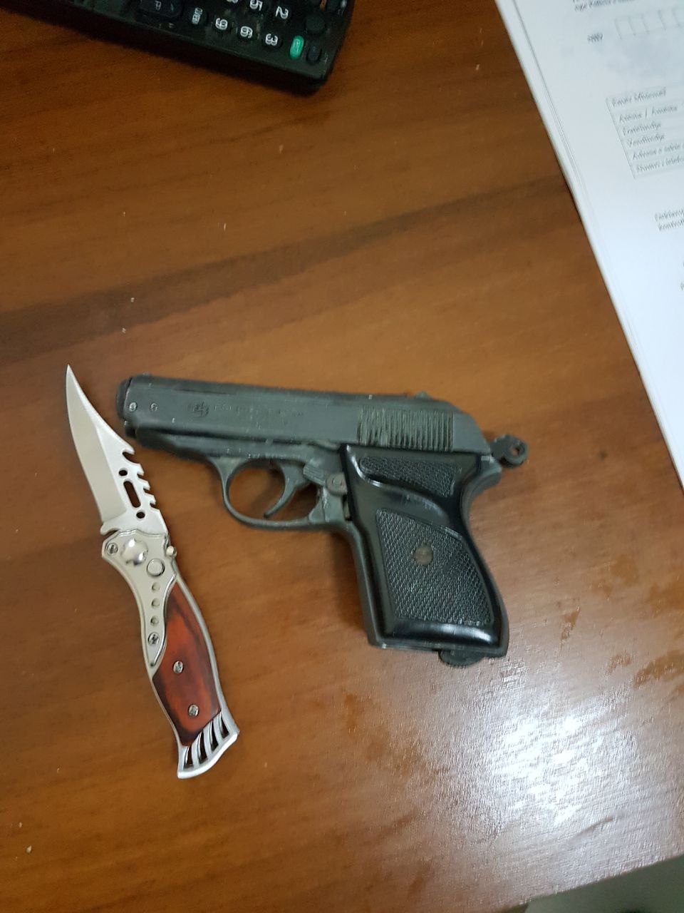 EMRI/ Me pistoletë dhe thikë me vete, policia arreston 19-vjeçarin