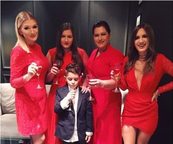 Si u shfaqën femrat e familjes Hoxha në festën e Top Albania Radio (FOTO)