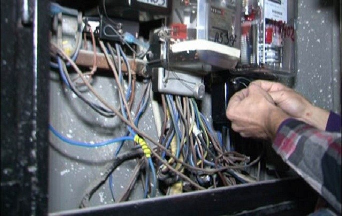 OSHEE çon për ndjekje penale 14 abonentë