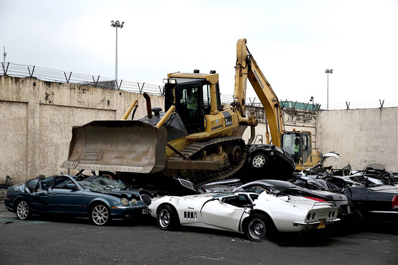 Presidenti rrafshon me buldozer makinat luksoze të kriminelëve (FOTO)