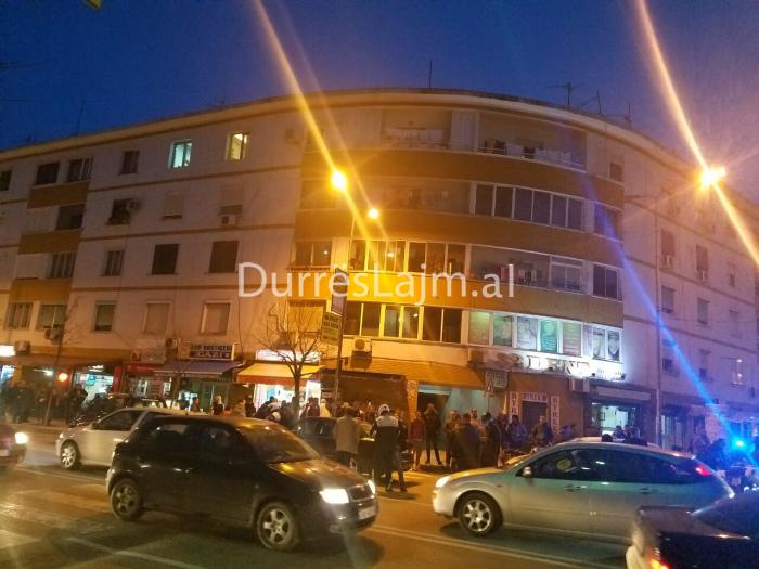 Përplaset një motor me një automjet Benz në mes të Durrësit (FOTO)