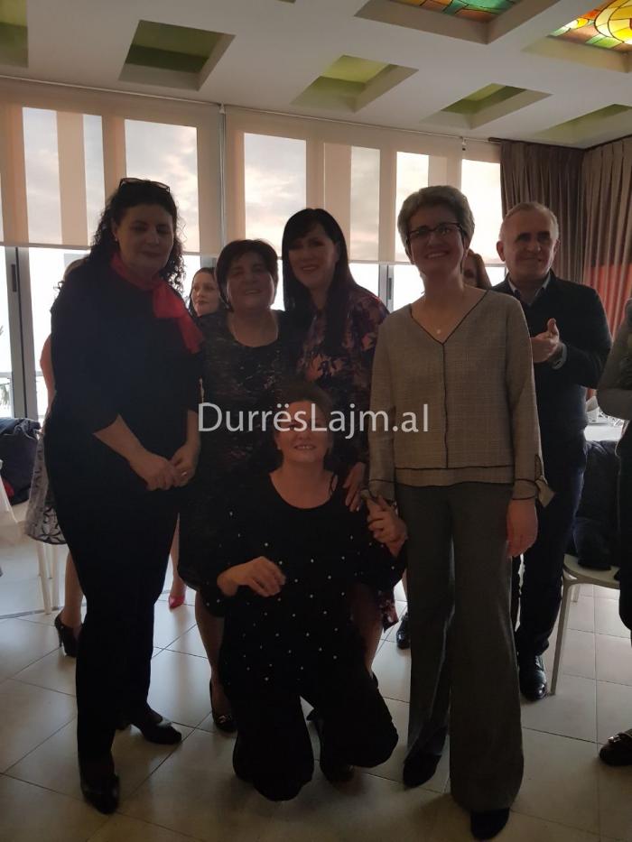 “Gruaja e hekurt” e bashkisë së Durrësit del në pension, feston i gjithë stafi (FOTO)