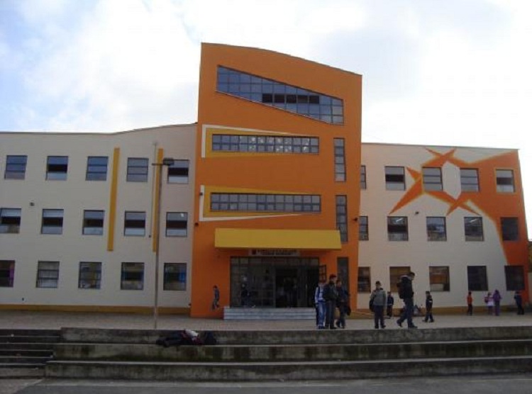 Bie suvaja e tavanit, lëndohet mësuesja në klasë