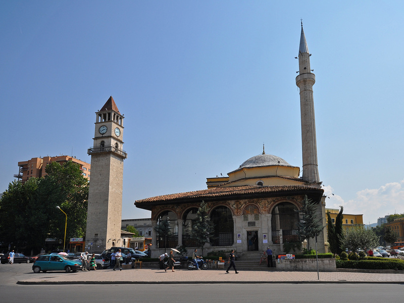 Mbyllet xhamia historike e Et’hem Beut