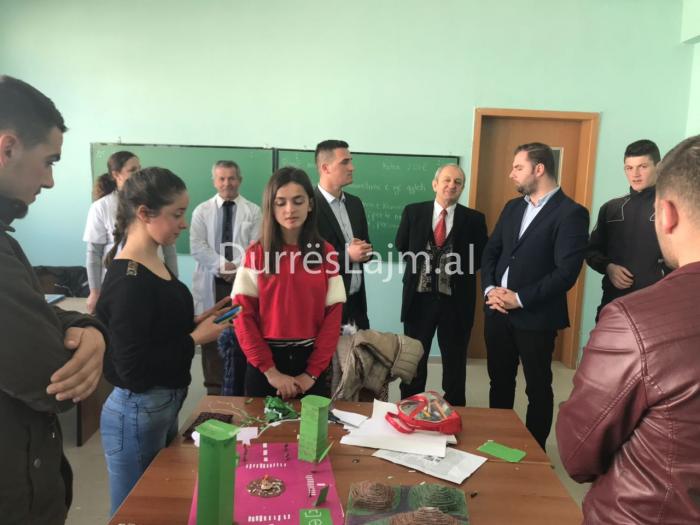 Orët e mësimit 90 minutëshe, zv/ministri i arsimit “zbarkon” në shkollat e Durrësit (FOTO)