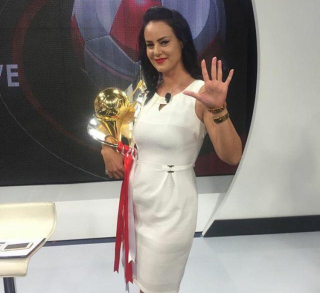 Moderatorja e njohur nga Durrësi rrëfen si donin ta zhvishnin tifozët në stadium