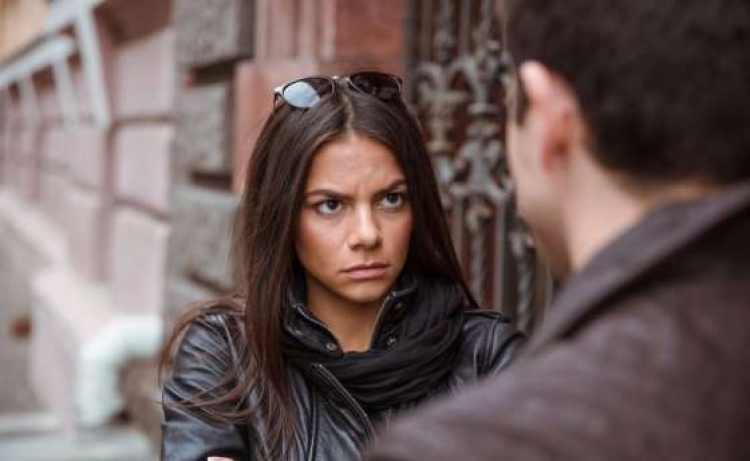 Kujdes! 6 pyetjet që nuk duhet t’ia bëni beqarëve