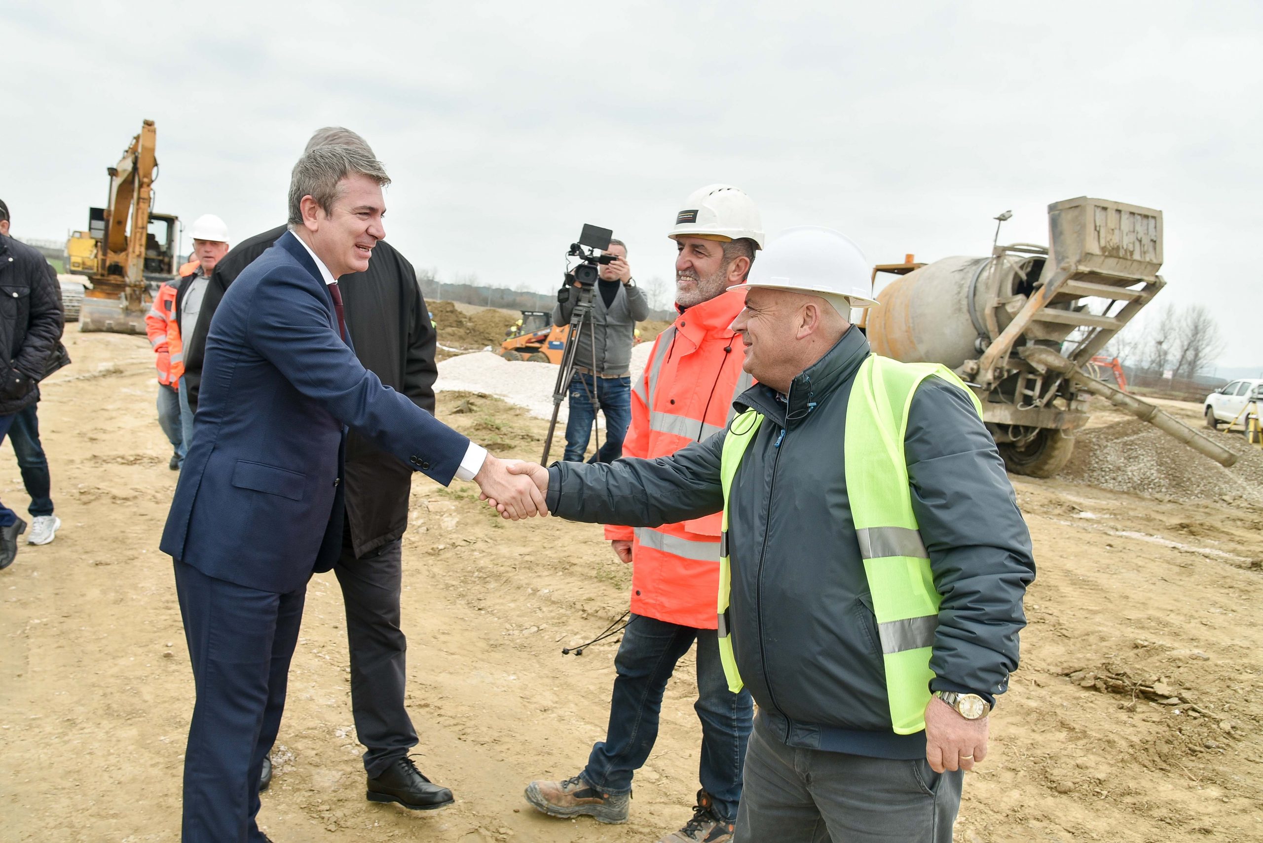 Investimet në ujësjellës/kanalizime tek Gjiri i Lalëzit, Gjiknuri inspekton kantierin e punimeve