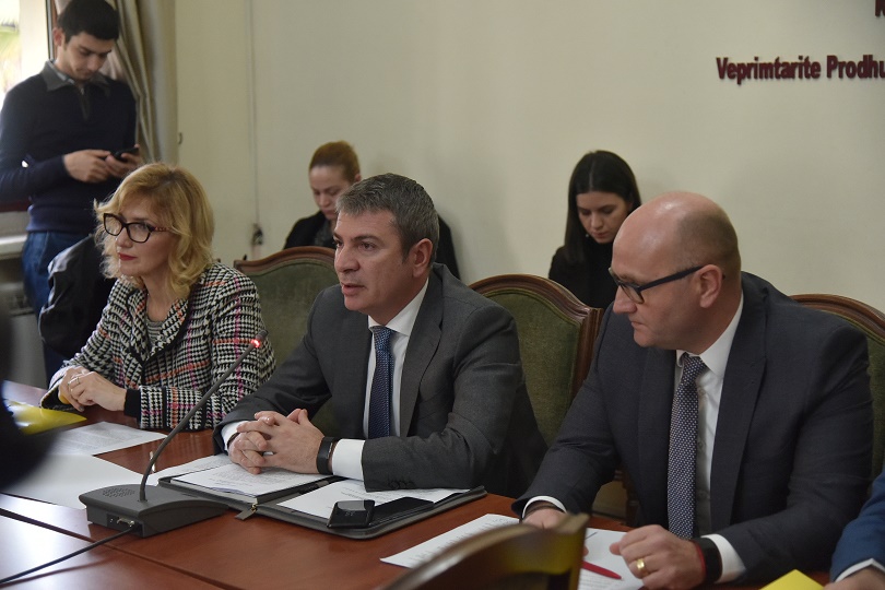Ministri Gjiknuri prezanton në komision projektligjin për bursën e energjisë