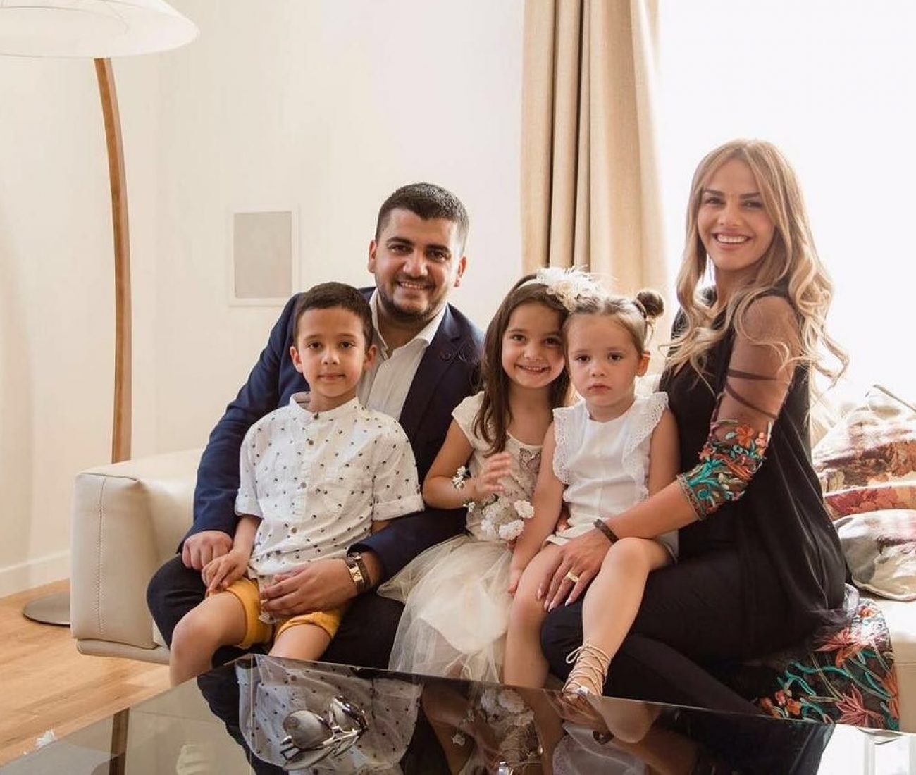 Gruaja e këngëtarit shqiptar shpenzon miliona në veshje