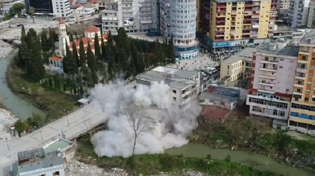 VIDEO/ Objekti 5-katësh hidhet në erë me 5 kg eksploziv