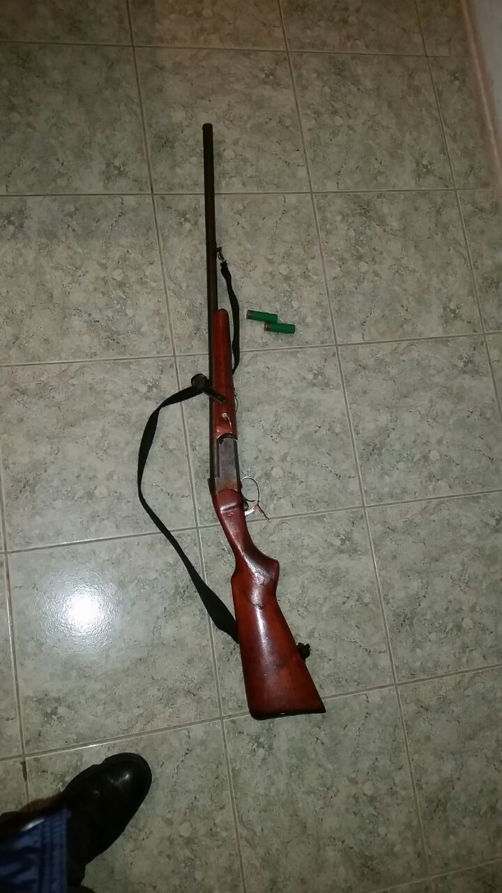 Parandalohet krimi në familje, 59-vjeçari kanos me armë gruan dhe djalin (EMRI)