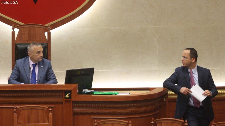 Bushati i kërkon plotfuqishmërinë Metës për marrëveshjen me Greqinë