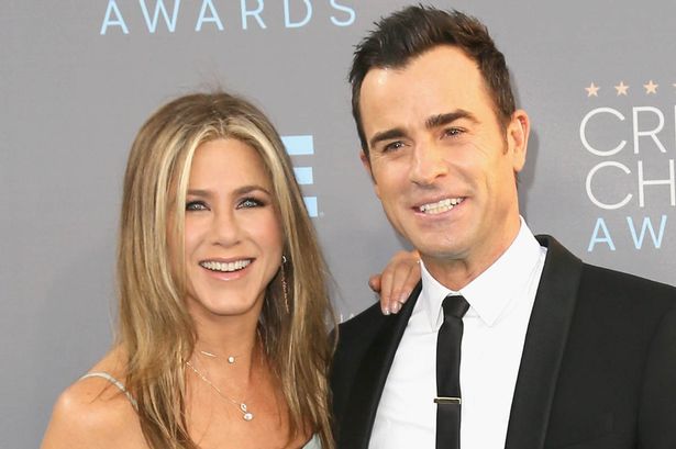 Jennifer Aniston i jep fund martesës