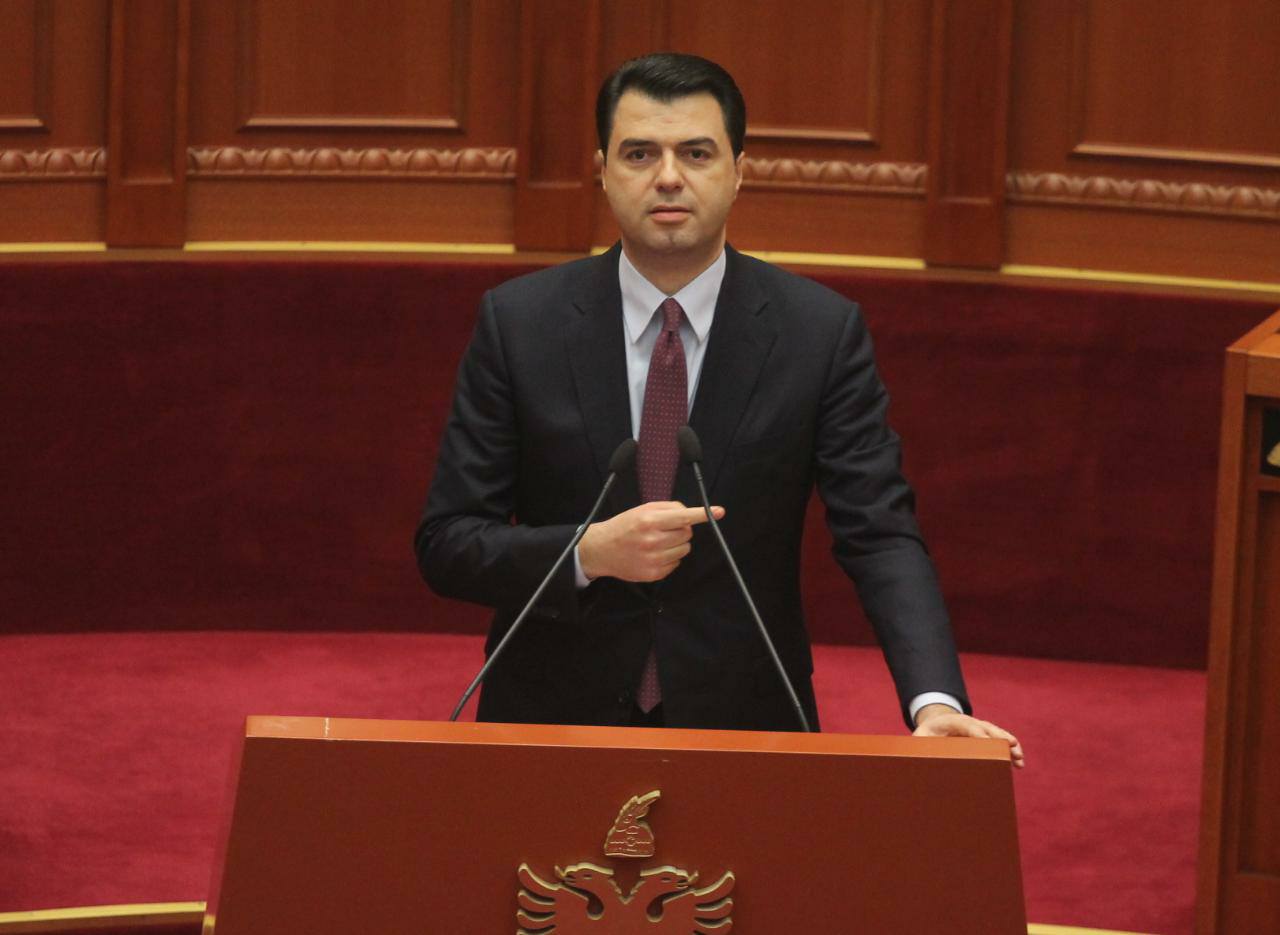 “Dini vetë ku t’i fusni prasët dhe karotat” Basha kryeministrit: Njeri ordiner!