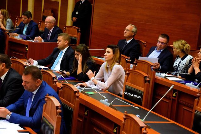 Denoncimi i deputetes së Durrësit: Vajzat e LSI ngacmohen me komente seksiste në parlament