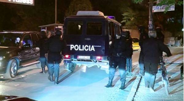 Shijaksi 38-vjeçar plagos me sende të forta një të ri në zonën e plazhit