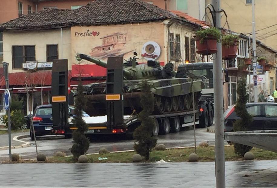 Në prag të 10-vjetorit të Pavarësisë/ Serbia dërgon tanke në kufi me Kosovën?