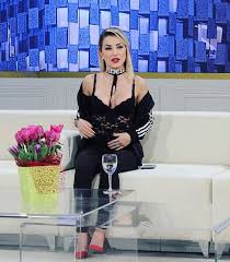 Moderatorja e njohur shqiptare shfaqet me pranga në duar (FOTO)