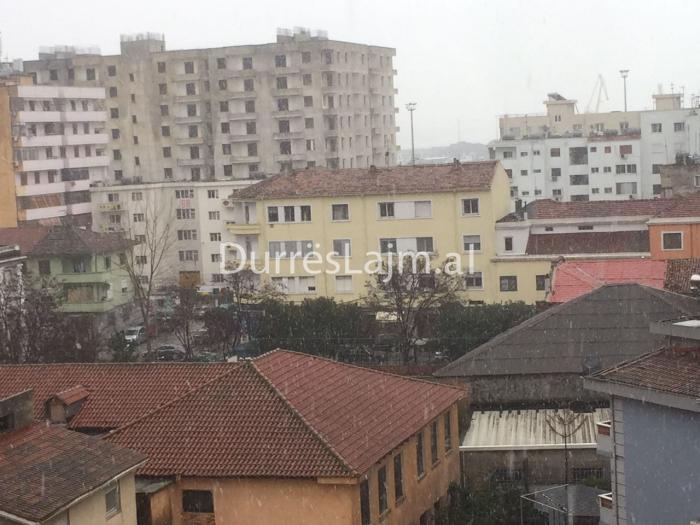 Fillon dëbora edhe në Durrës (VIDEO)