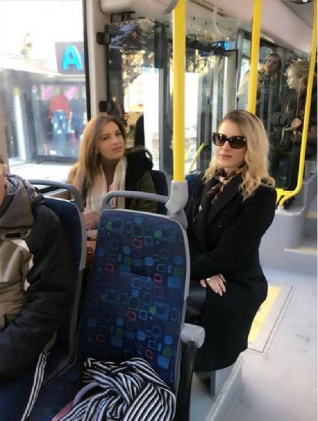 Këngëtarja shqiptare shkon në punë me autobus