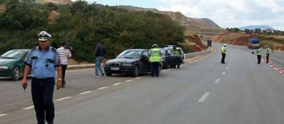 Dy te vdekur, një fëmijë i plagosur/ Shoferja futet me makinë mes këmbësorëve