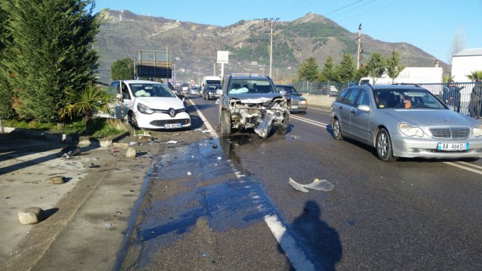 Përplasje e fortë mes dy makinave, 2 të plagosur (FOTO)
