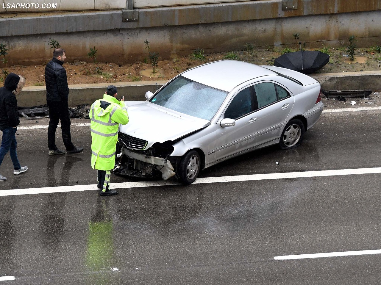 Avokati përplas makinën e policisë dhe largohet nga vendngjarja, 3 të plagosur