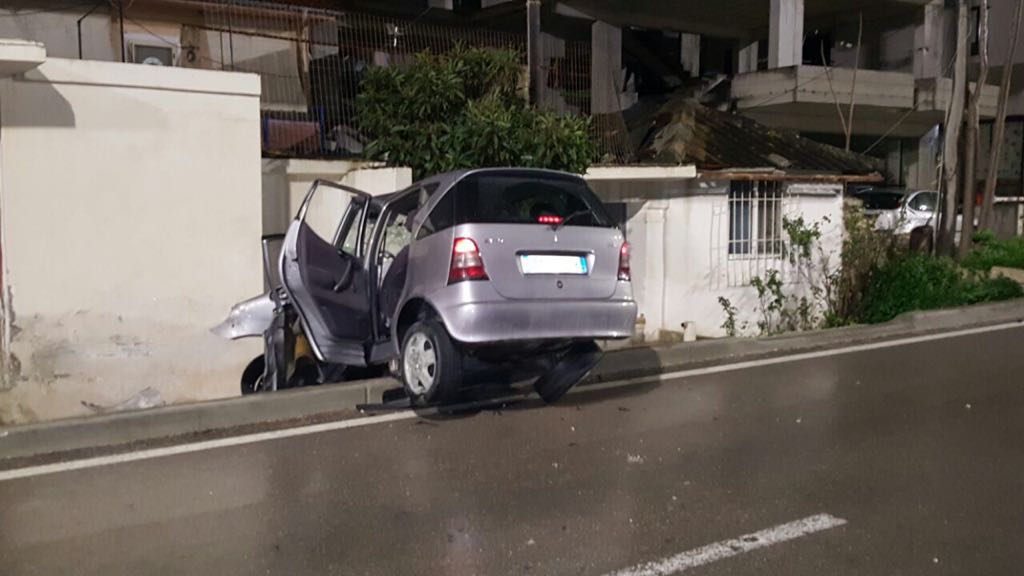 Durrës, përplas makinën me murin e ndërtesës, plagosen të rinjtë