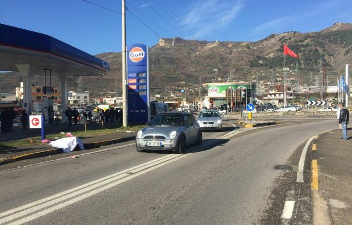 Makina përplas tre kalimtarë, vdes një grua