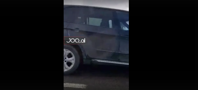 Përplasen dy makina në autostradën Tiranë-Durrës, e treta përfundon në kanal