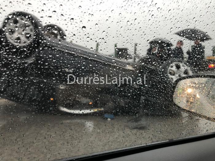 Përmbyset makina në autostradën Durrës-Tiranë (FOTO)