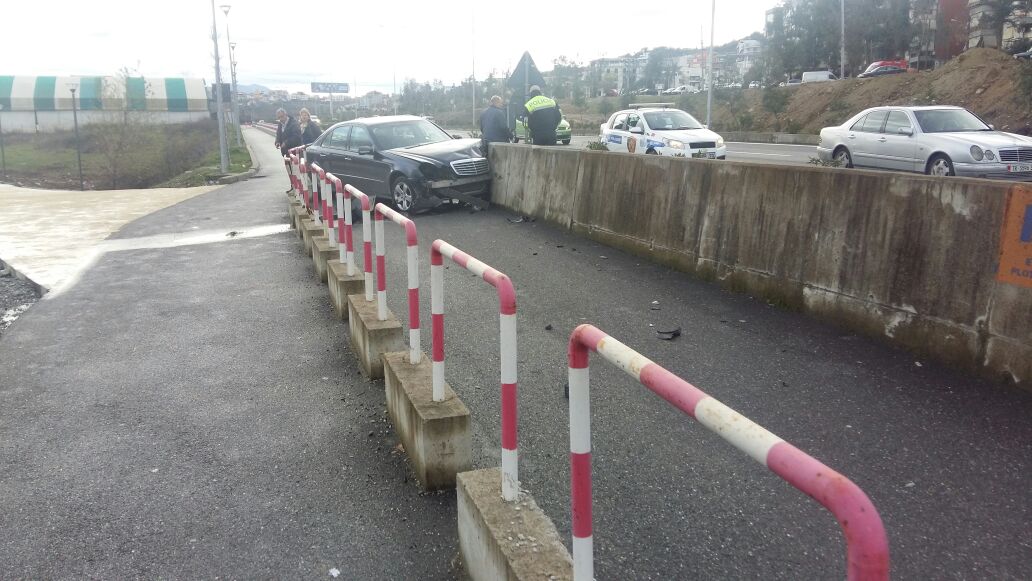 Aksident te Liqeni, makina përplaset me trafikndarësen (FOTO)