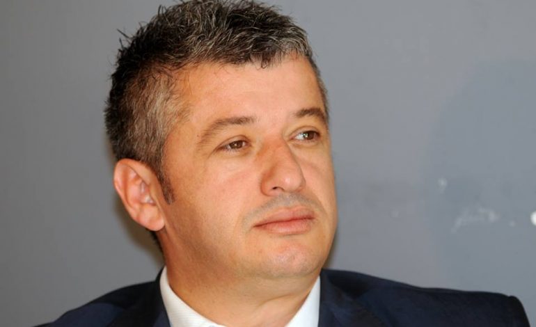 Rrëfimi ndryshe i gazetarit Alfred Peza: “Furtuna” në jetën time dhe fjalët e sime bije