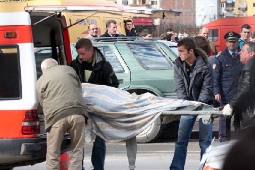 Humb jetën në banesë i moshuari në Durrës