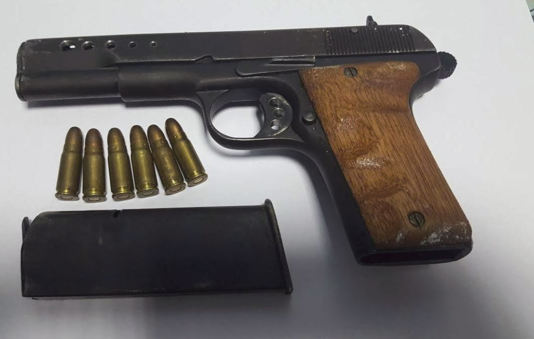 Policia kap mat 27-vjeçarin në lokal me pistoletë në brez