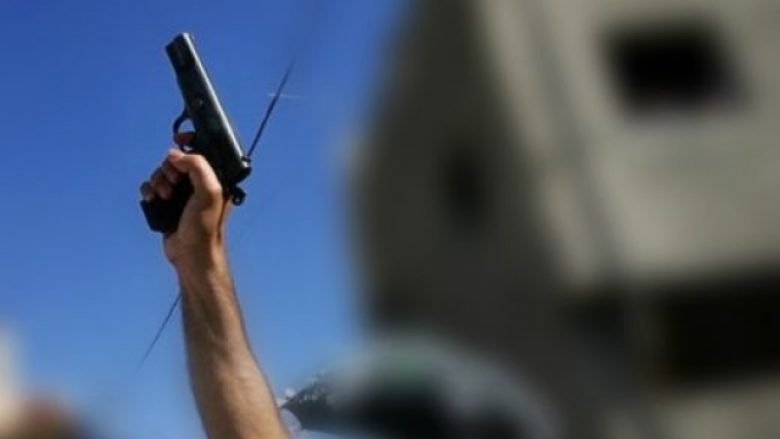 Të shtëna me armë zjarri pranë shkollës 9-vjeçare, dyshohet për të plagosur