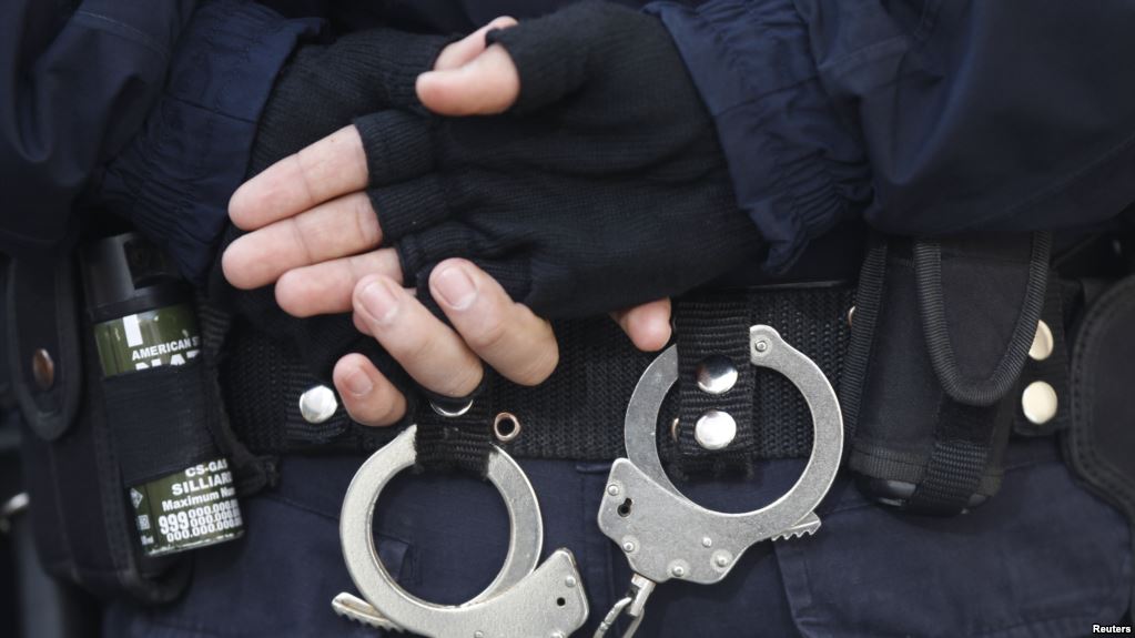 Mori peng dhe dhunoi 19-vjeçarin, arrestohet kryeplaku 36-vjeçar