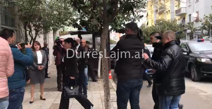 Kryeprokurorja Arta Marku zbarkon në Prokurorinë e Durrësit (VIDEO)