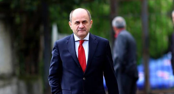 Flet biznesmeni që u bë deputet, nga sakrifikimi i dy grave