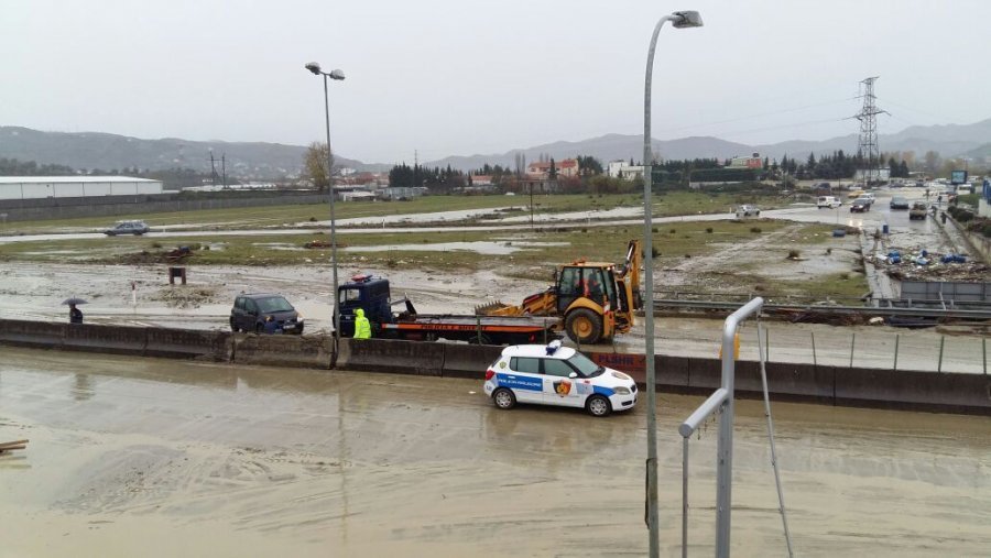 Frikë në autostradën Tiranë-Durrës, bizneset i druhen një tjetër përmbytje