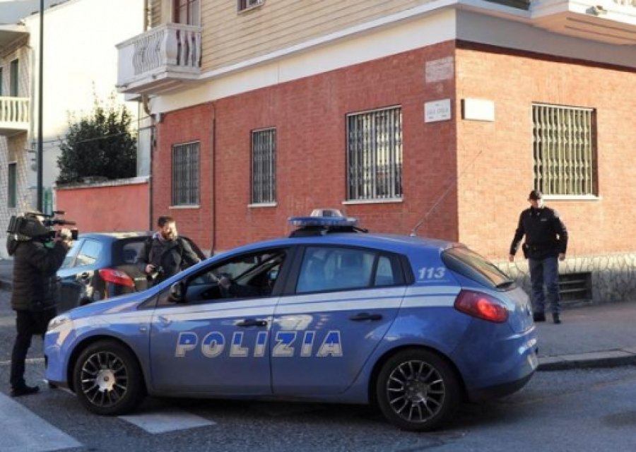 Drogë e arsenal armësh në shtëpinë e 20-vjeçarit, në pranga 3 shqiptarë