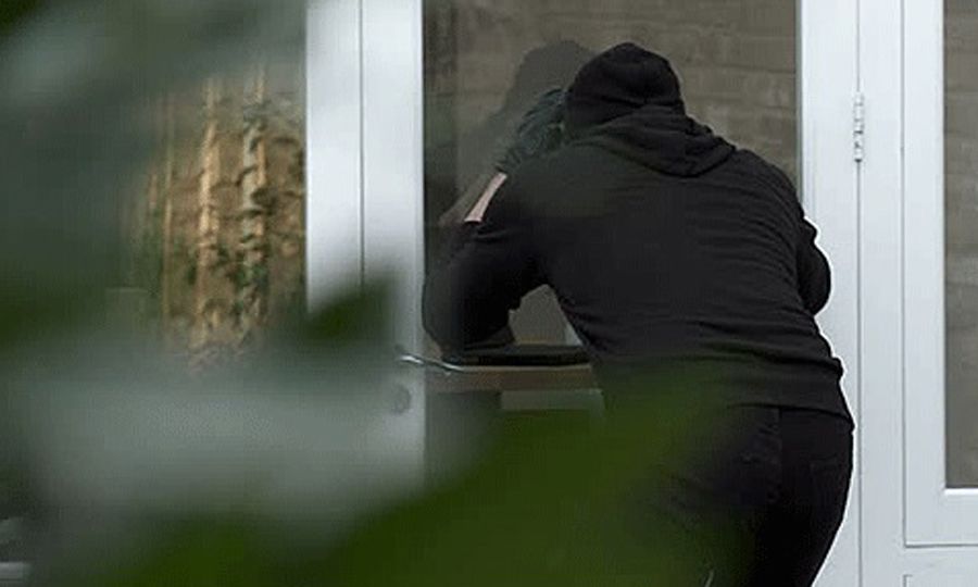 22-vjeçari shqiptari tenton të grabisë banesën, por e pëson keq