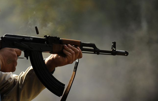 Qëlloi me automatik në ajër, arrestohet adoleshenti