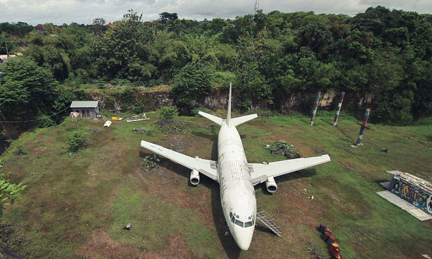 Avioni “parkon” mes pemëve, mister rrethanat (FOTO)