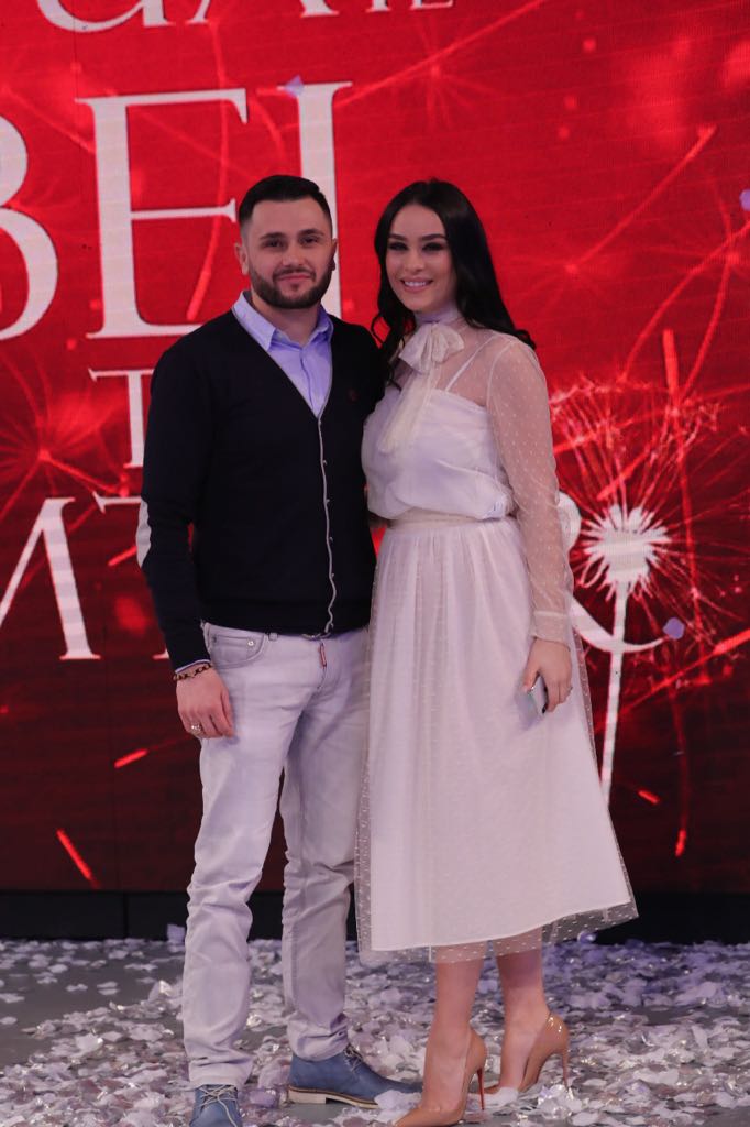 Xhensila merr dhuratën e parë të bebit…