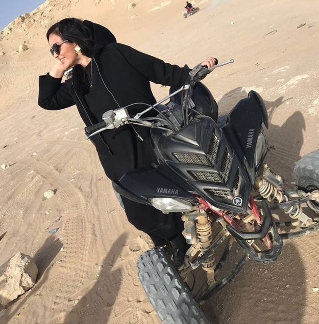 Ish-deputetja e Durrësit në mes të dimrit pushime në shkretëtirë (FOTO)