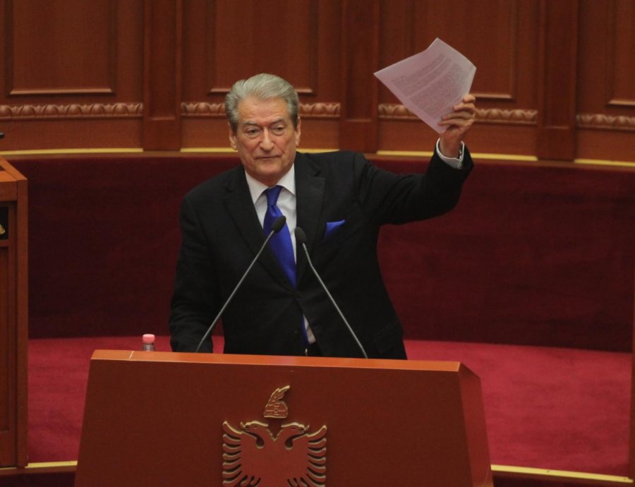 Berisha në Kuvend: Rama me pedagogët foli me gjuhën e Shullazit